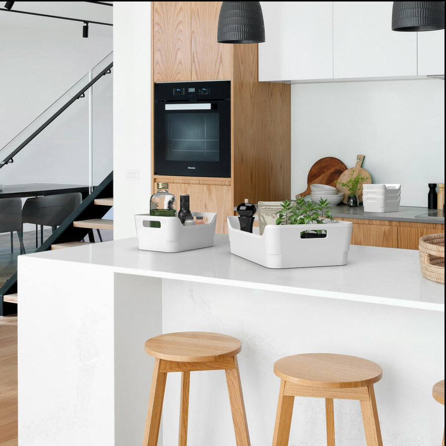 R-shape Lerge 8-litre white container (L23 x W10 x H34 cm) made from recycled PP