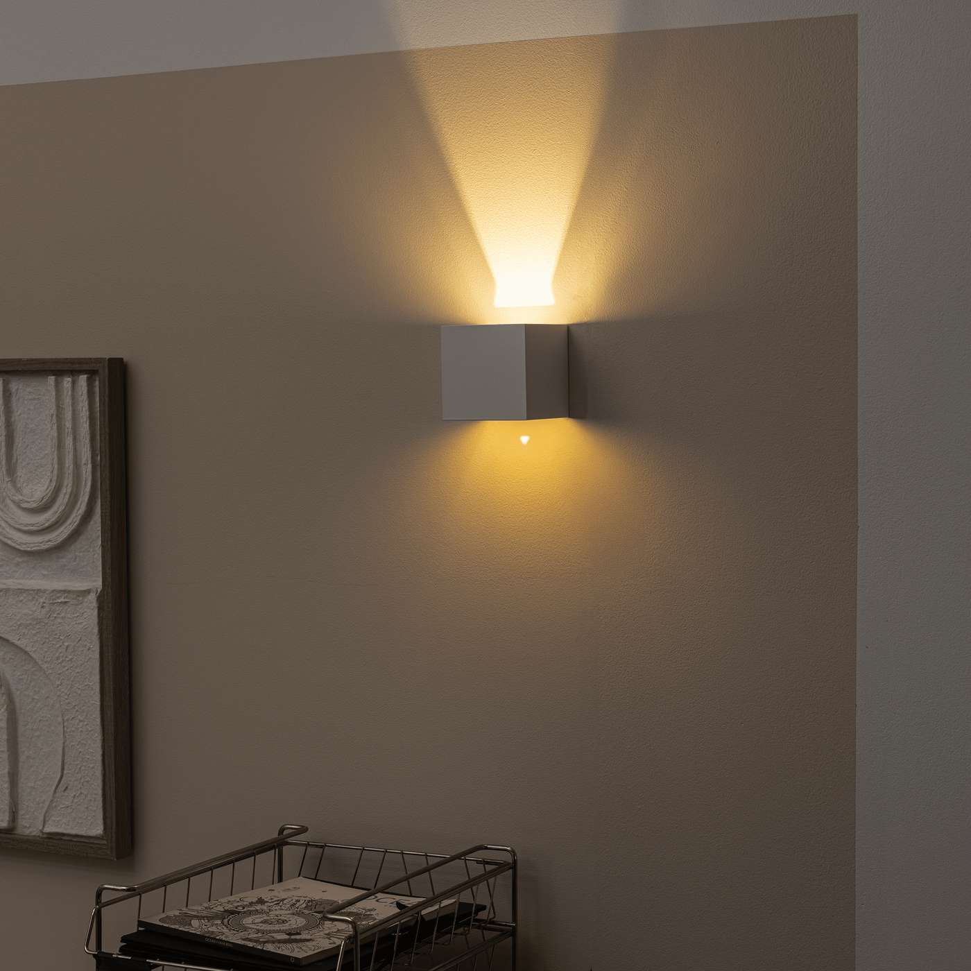 Kubbo wall light, white metal, 10x10x10cm, 9W LED, warm light