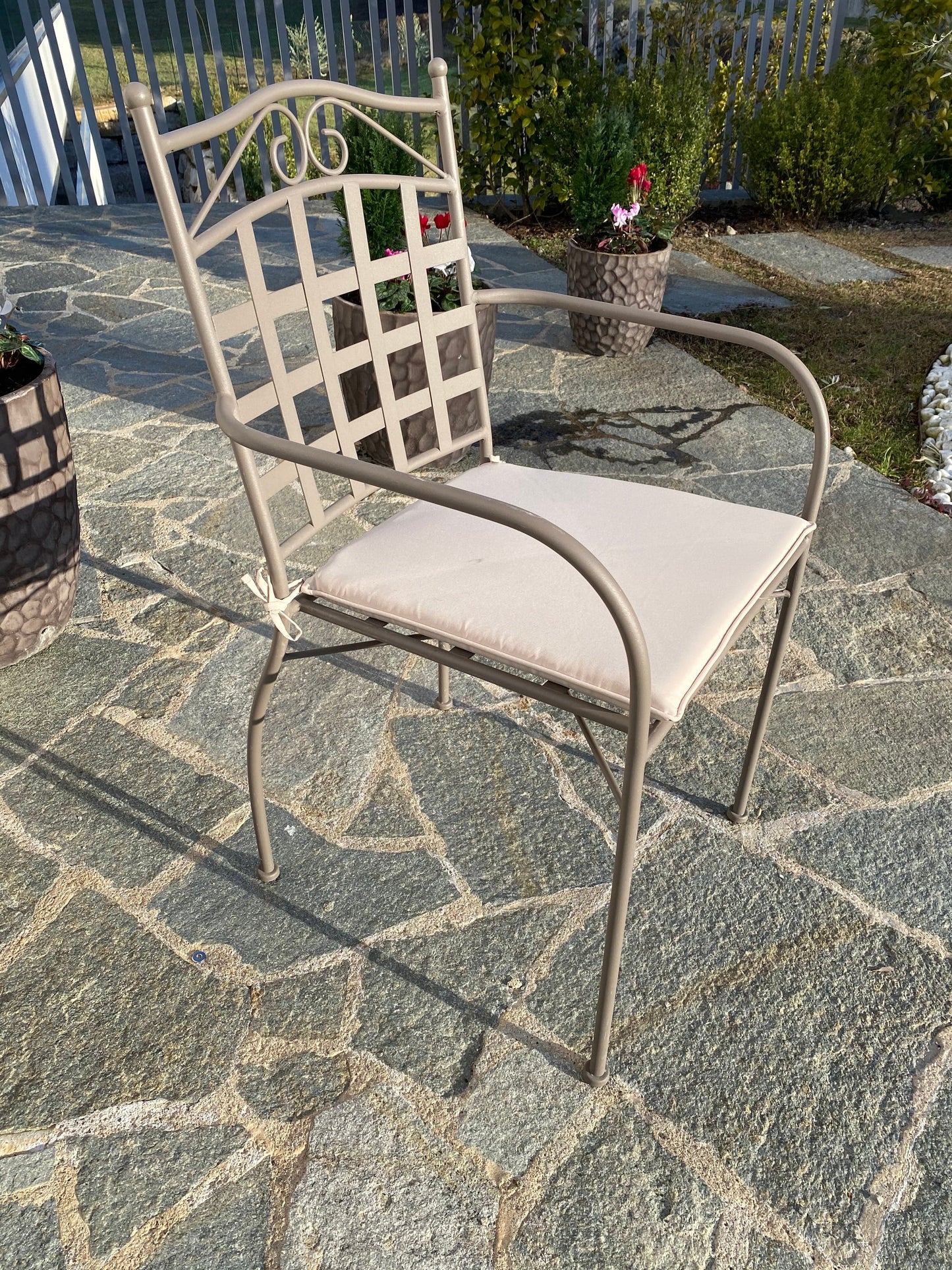 GIULIA Iron chair with cushion and armrests