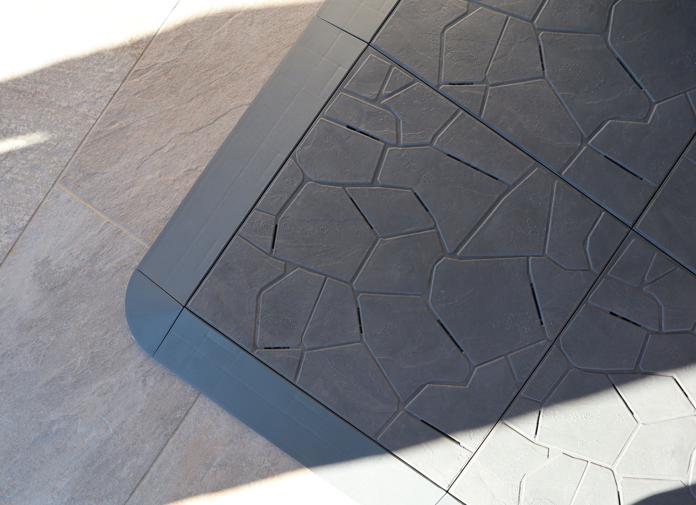 Universal corner piece for anthracite snap tiles