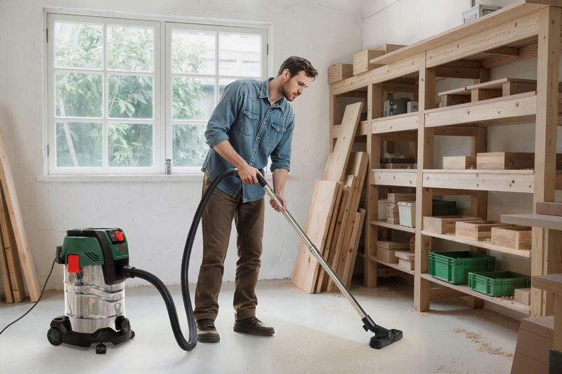 1000-watt universal wet and dry vacuum cleaner with blow function, capacity of