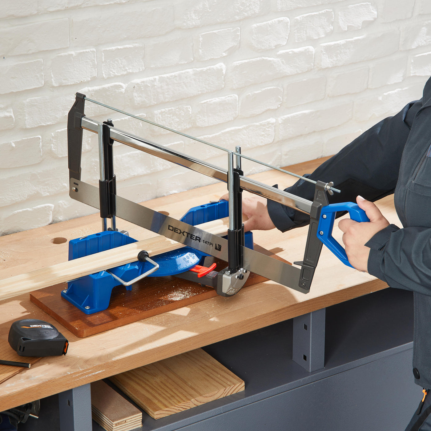 Dexter 550 mm frame-cutting saw with 14 tpi blade