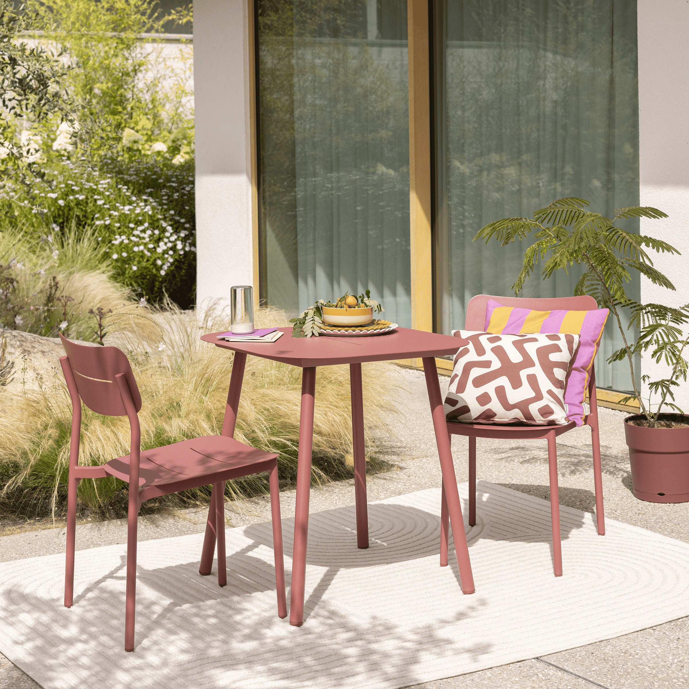 Anafi fixed table, 70x70cm, in Naterial red aluminium