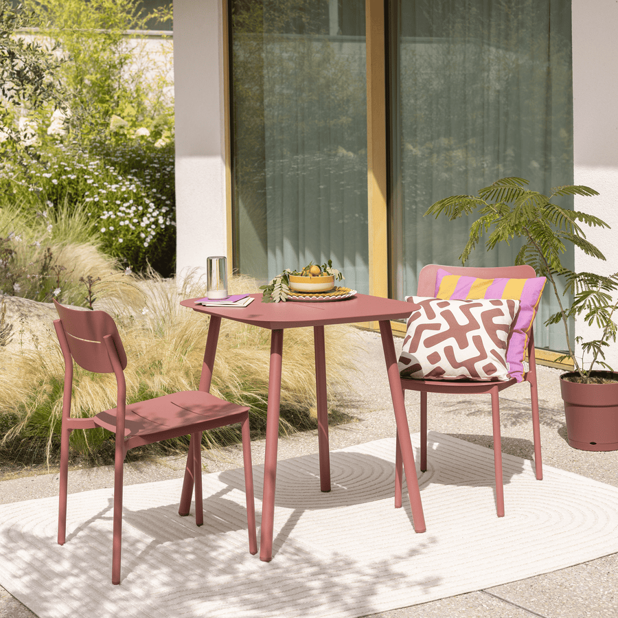 Anafi fixed table, 70x70cm, in Naterial red aluminium