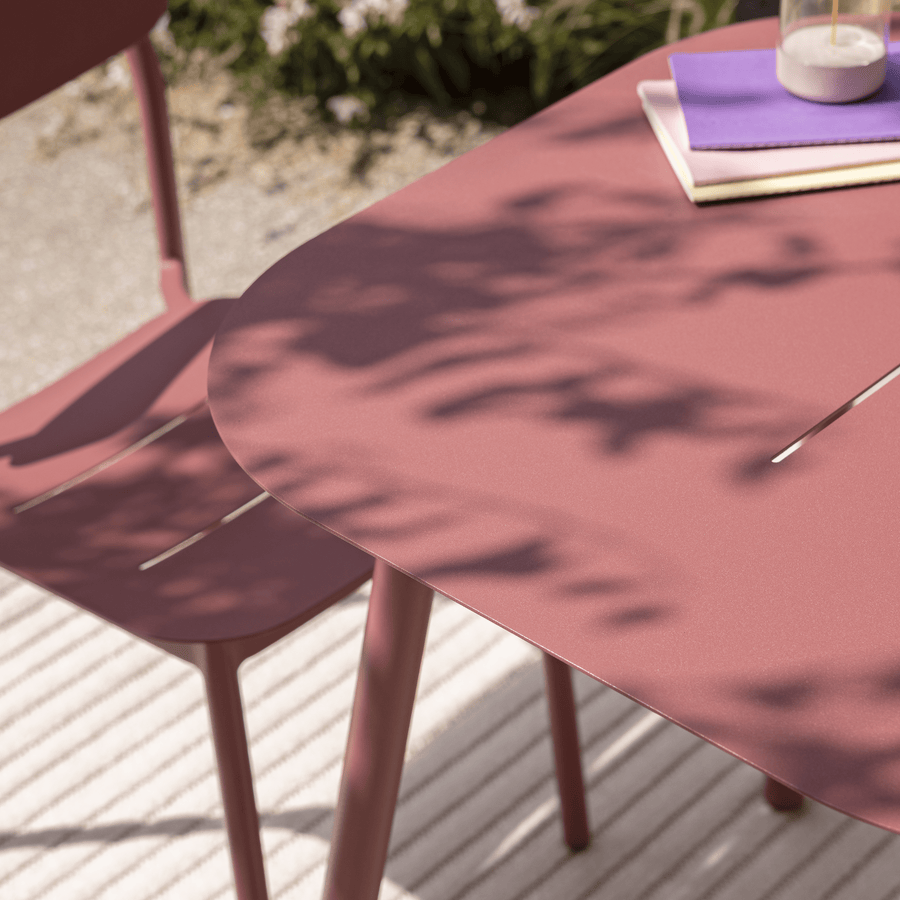 Anafi fixed table, 70x70cm, in Naterial red aluminium