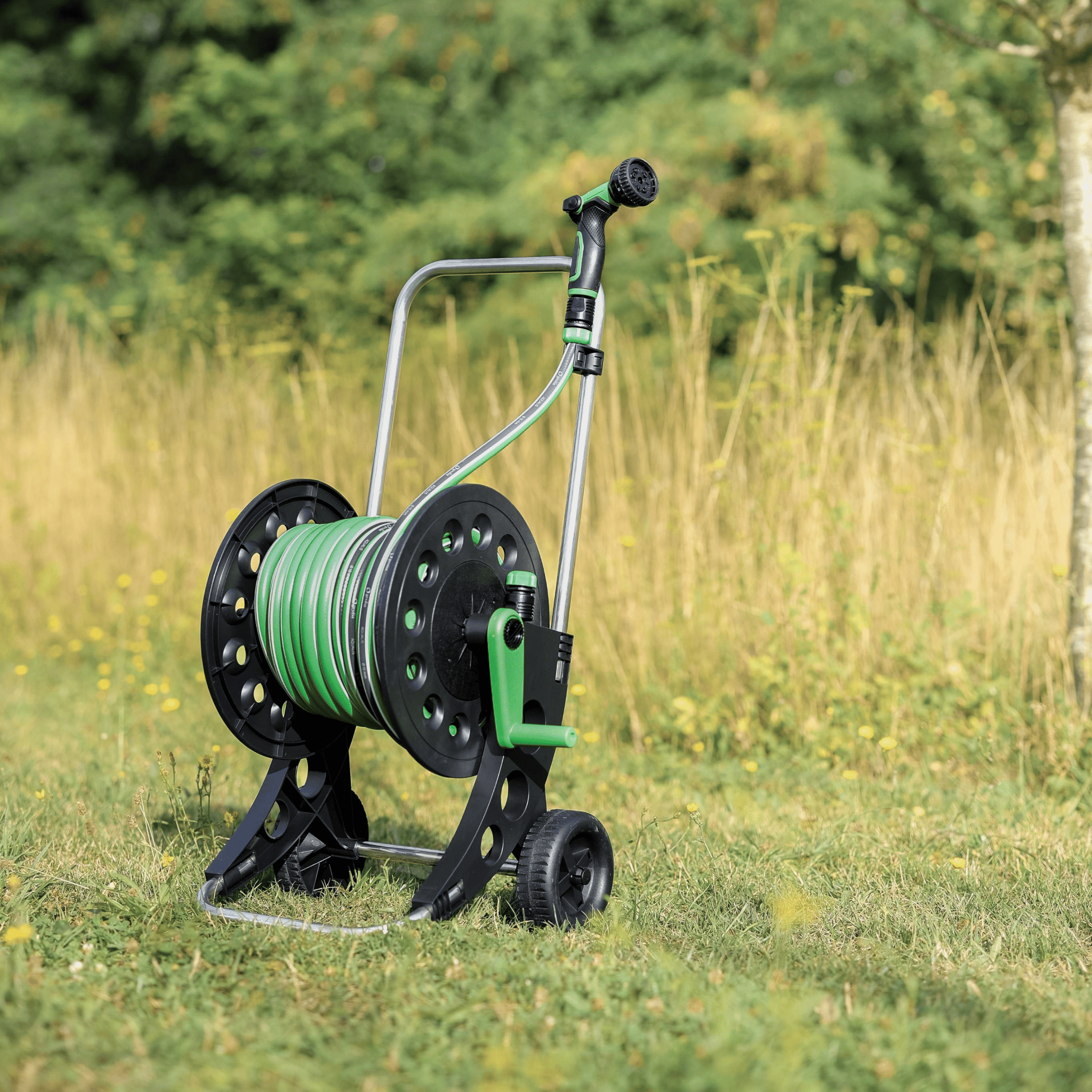 Hose reel trolley complete with a 25-metre 15mm Aqualis hose, a spray gun and Geolia fittings