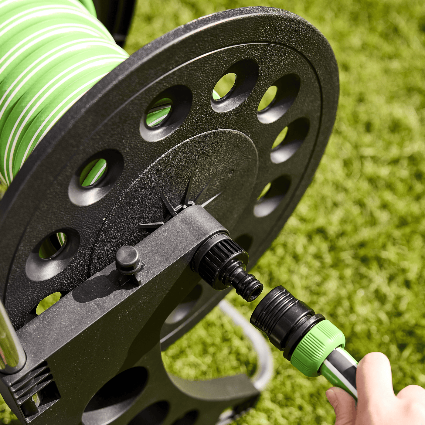 Hose reel trolley complete with a 25-metre 15mm Aqualis hose, a spray gun and Geolia fittings