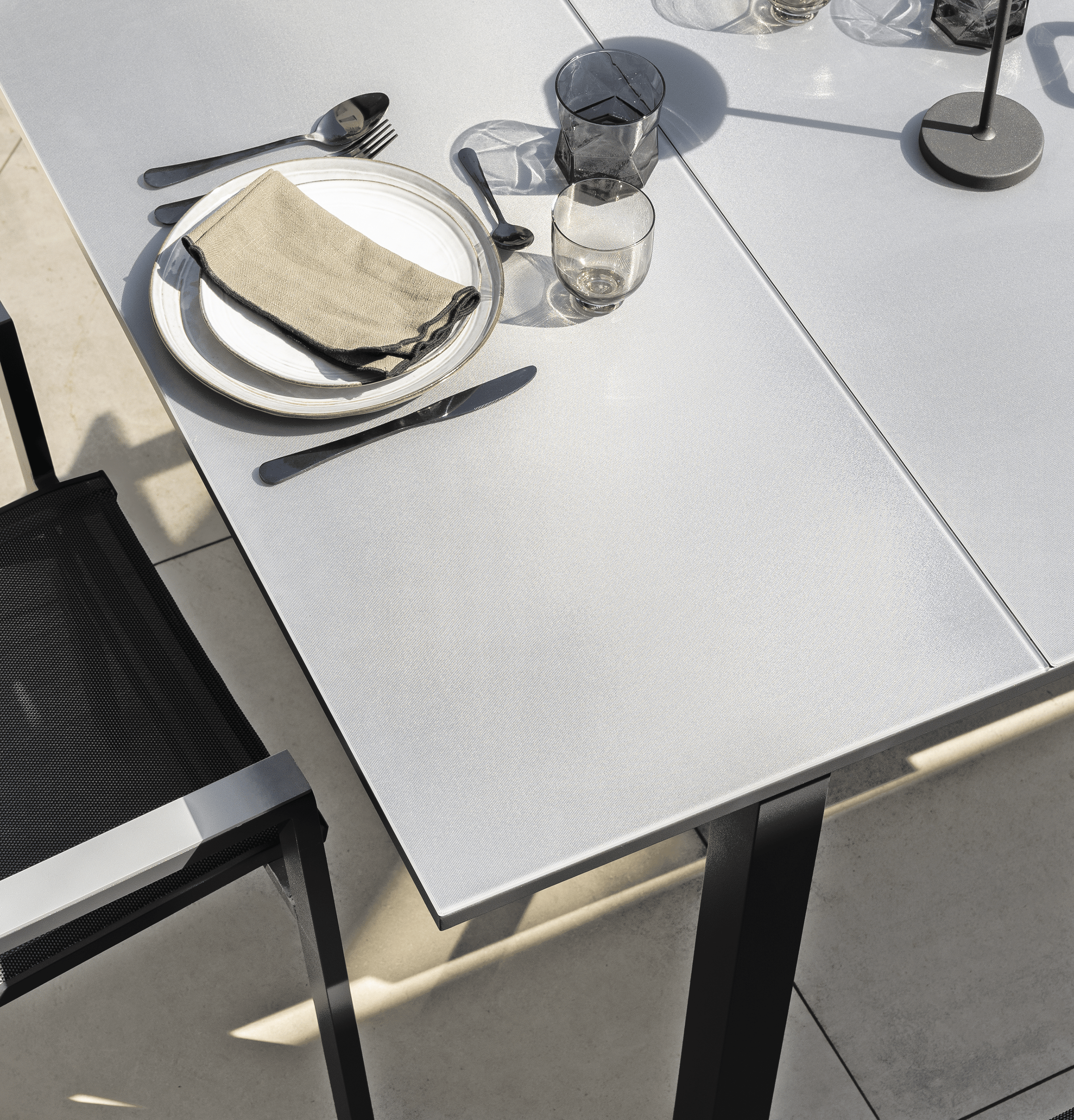 Odyssea table, 188/244 x 100 mm, aluminium frame with anthracite Naterial glass top