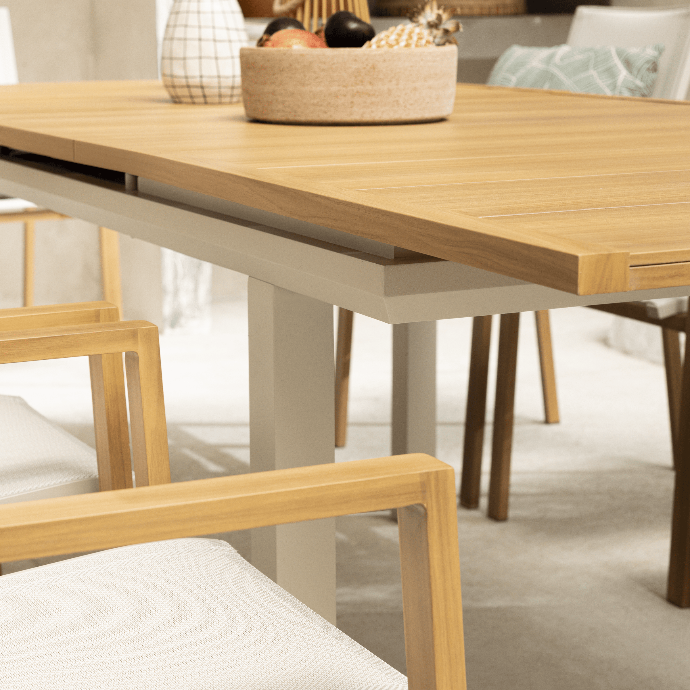 Odyssea table 188/244 x 100, made entirely of aluminium with a Naterial wood-effect finish