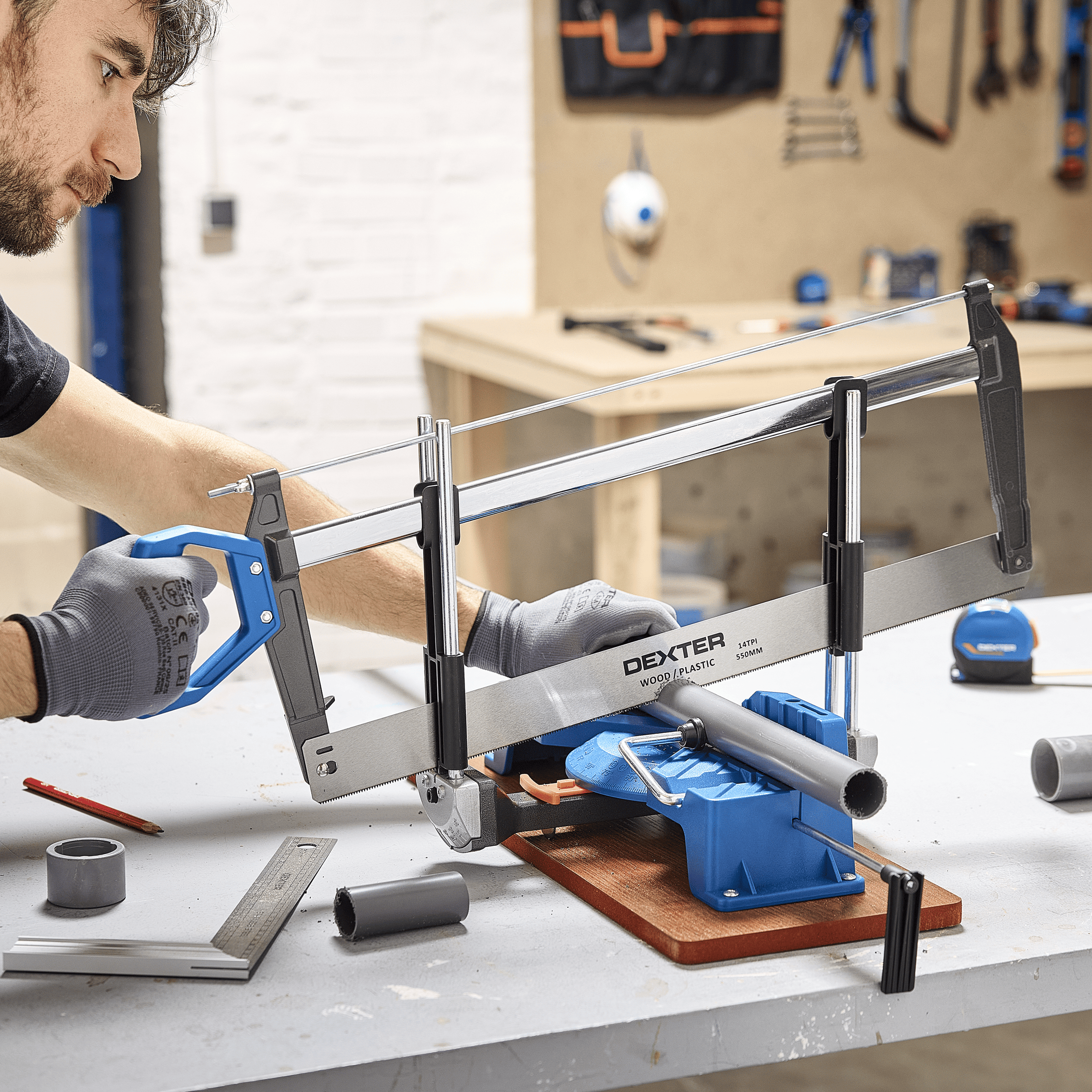 Dexter 550 mm frame-cutting saw with 14 tpi blade