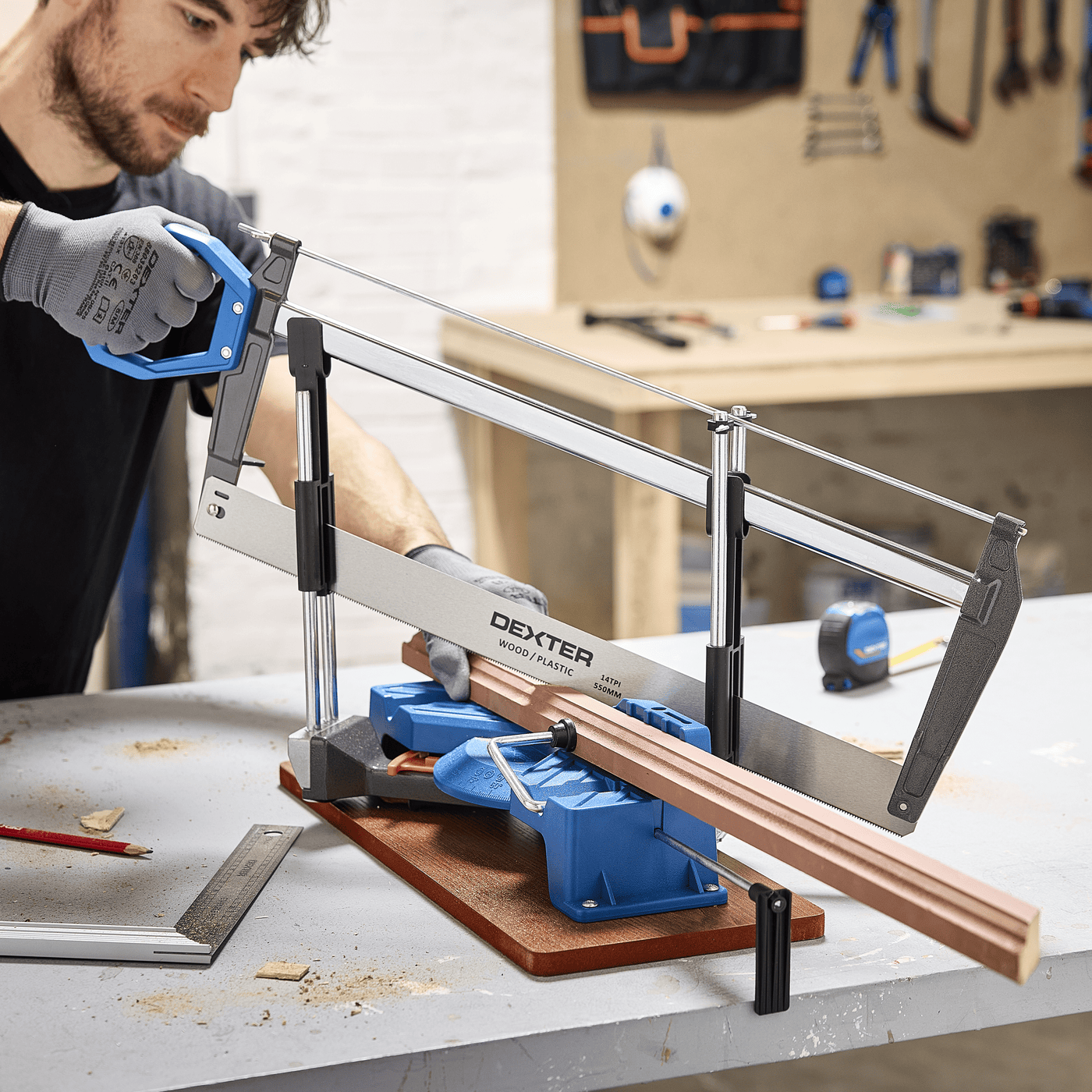 Dexter 550 mm frame-cutting saw with 14 tpi blade