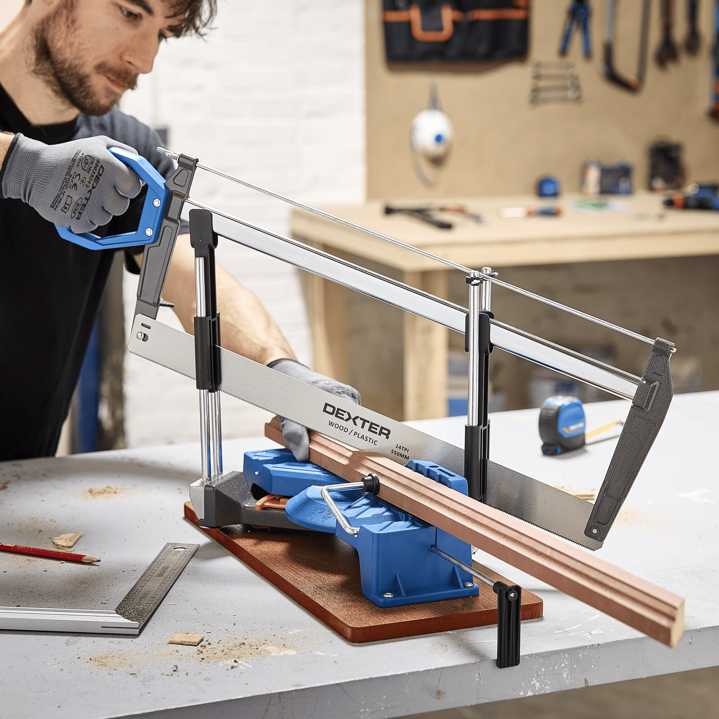 Dexter 550 mm frame-cutting saw with 14 tpi blade