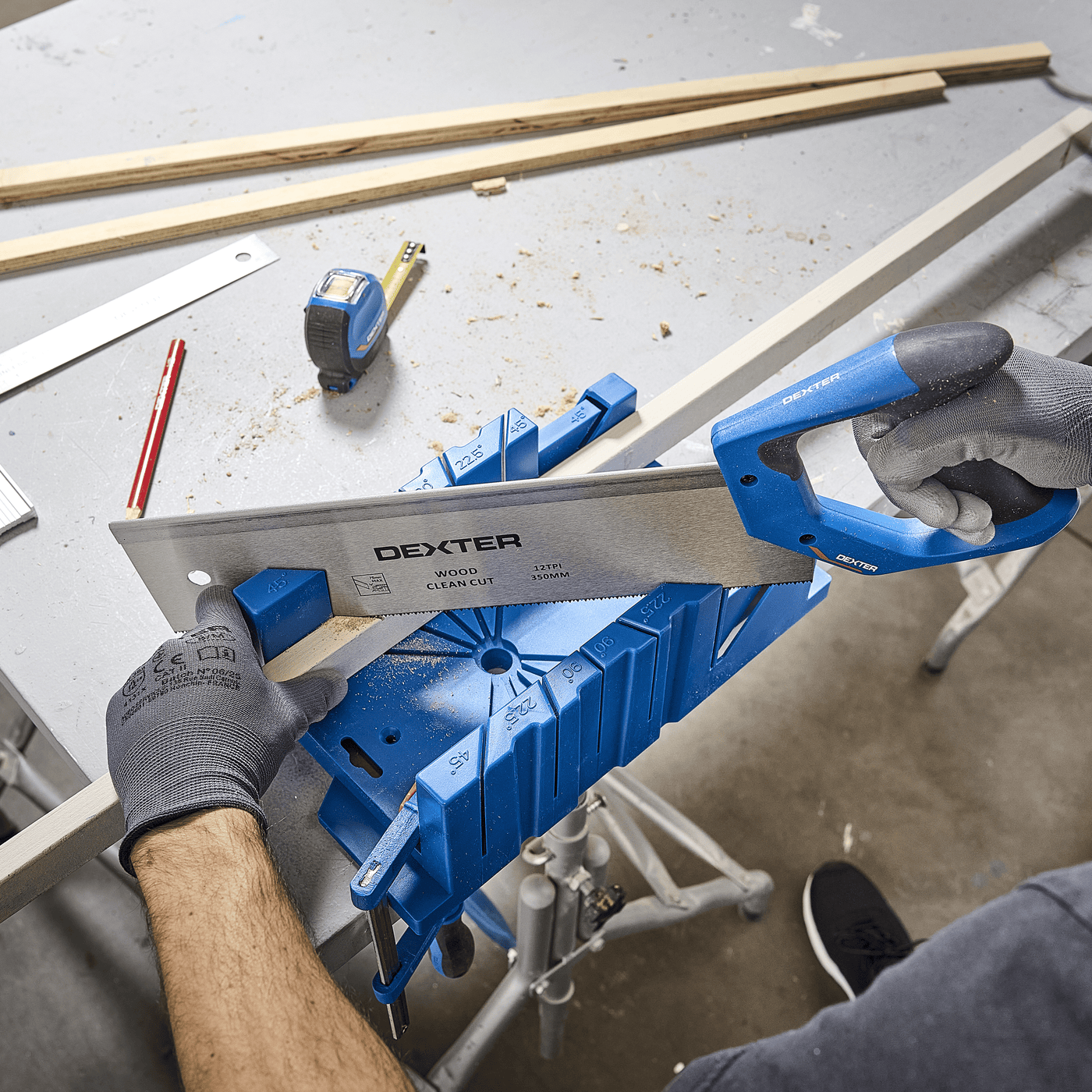 Dexter frame cutter with 350mm plastic saw