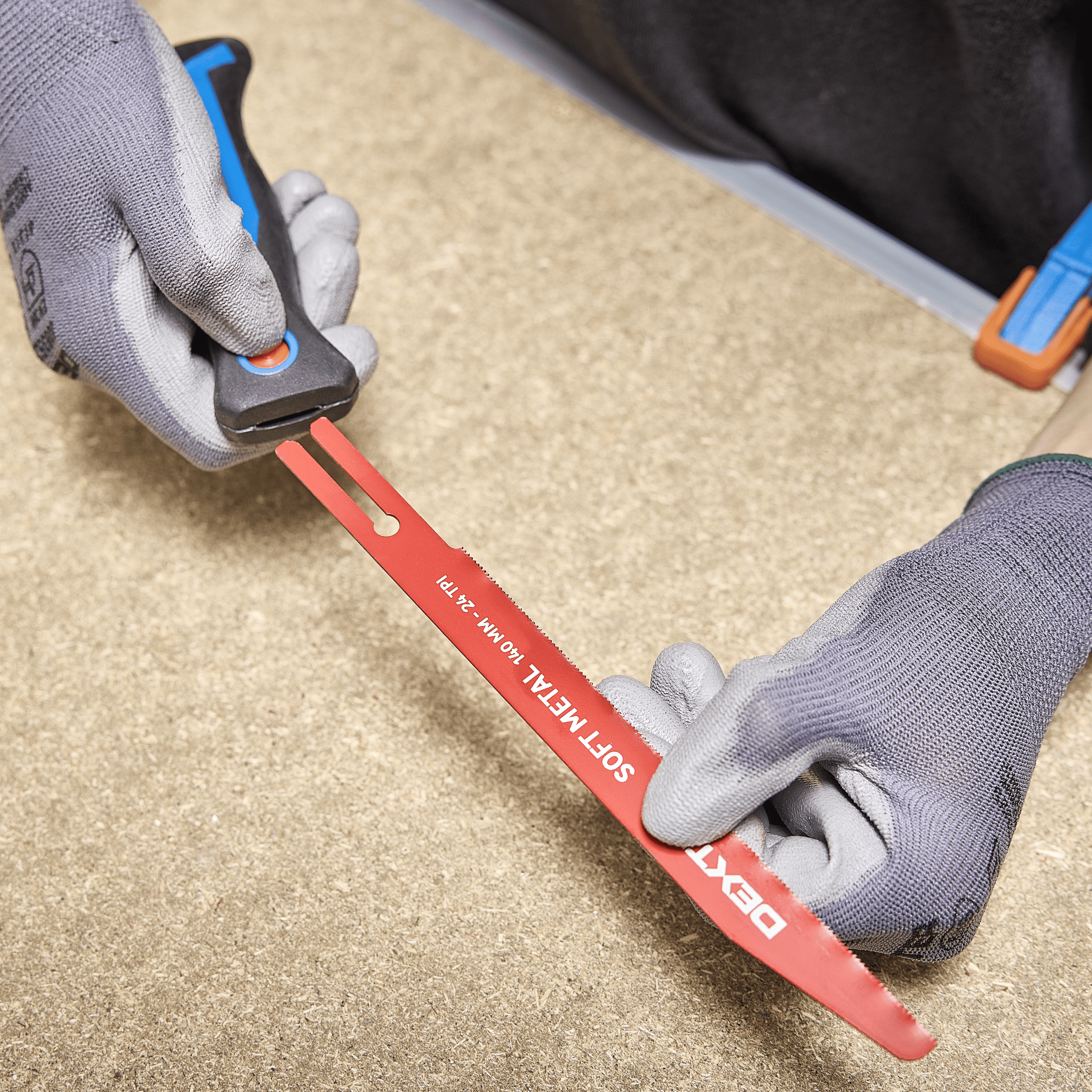 Dexter 140mm multifunction jigsaw for metal, wood and plastic, with 2 blades