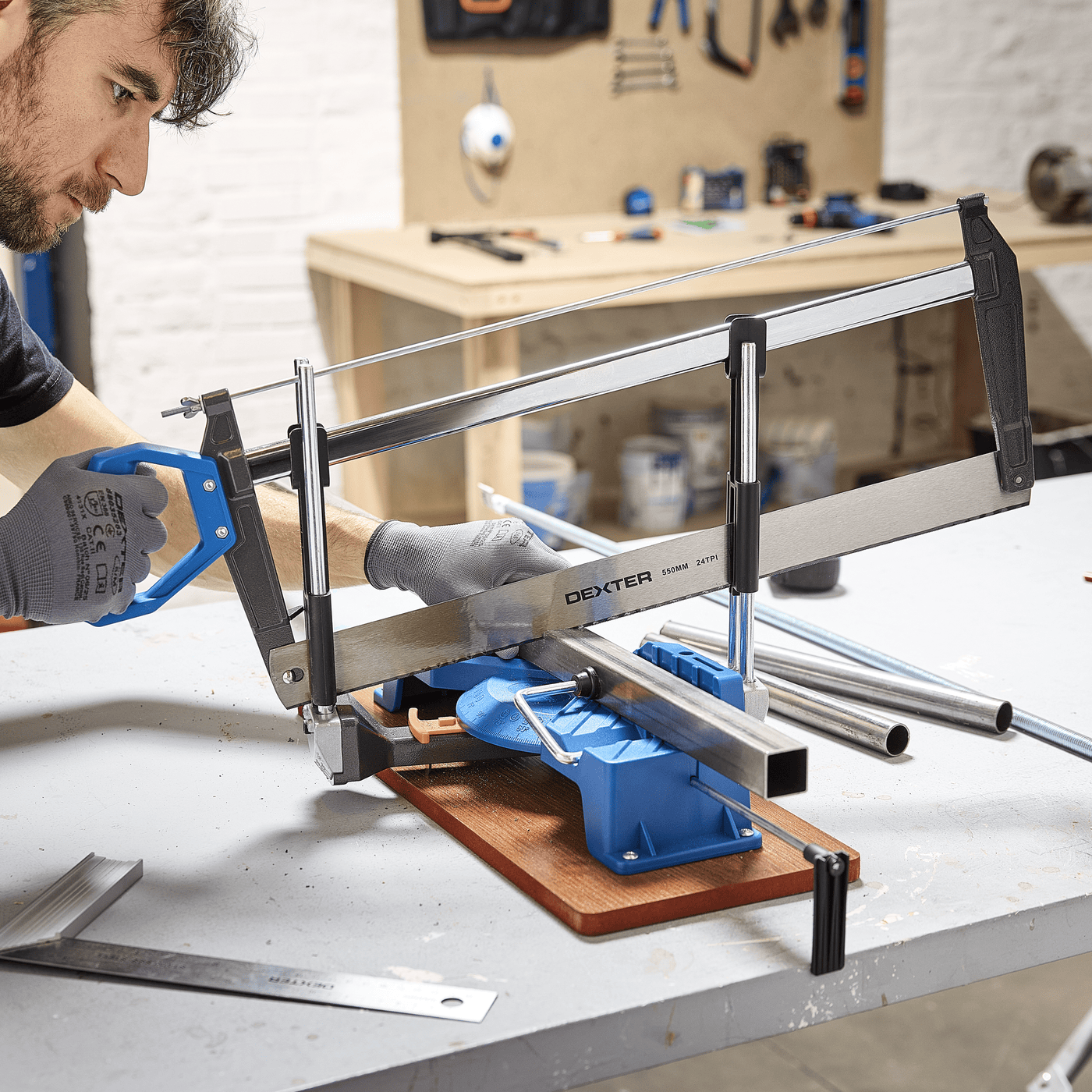 Dexter 550 mm frame-cutting saw with 14 tpi blade
