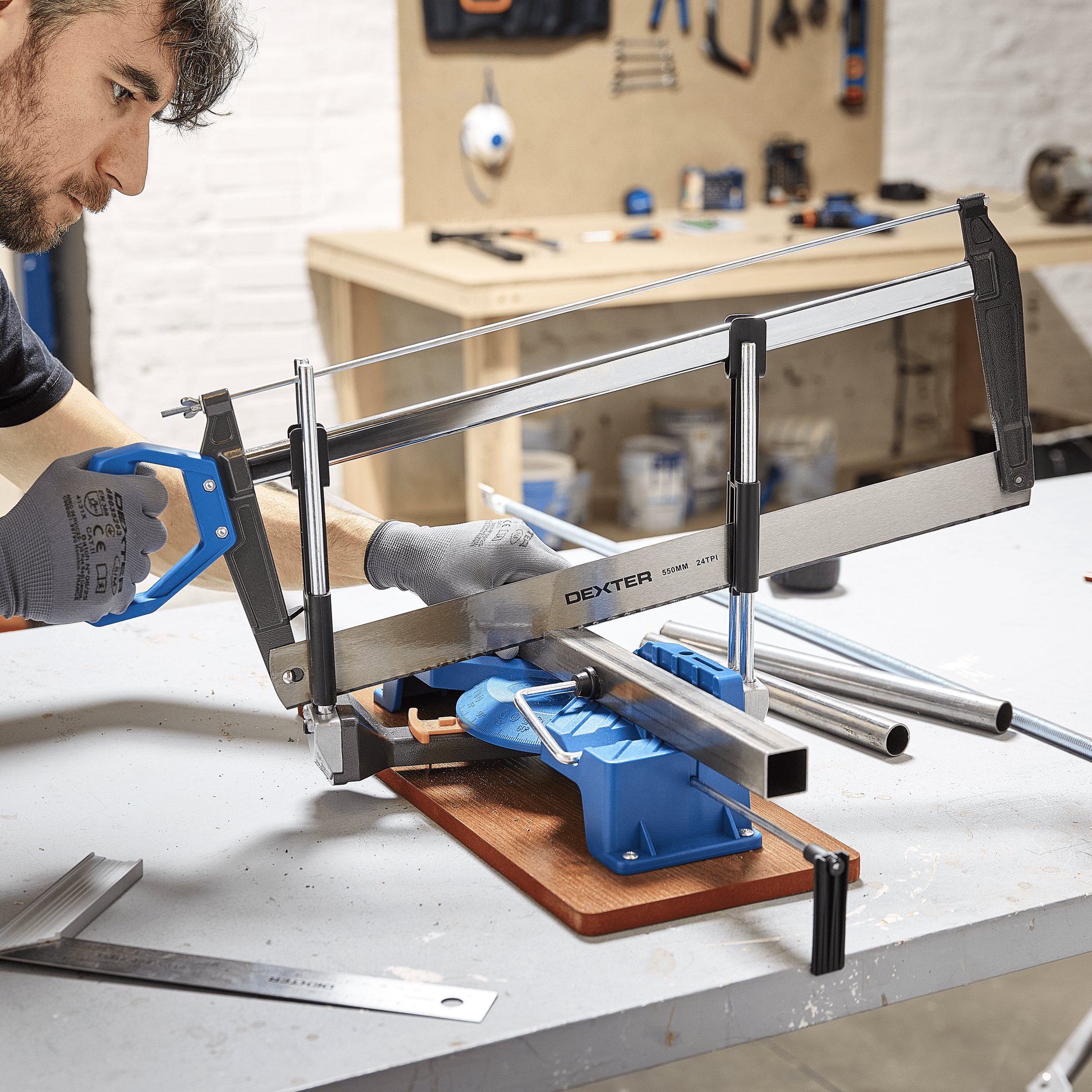Dexter 550 mm frame-cutting saw with 14 tpi blade