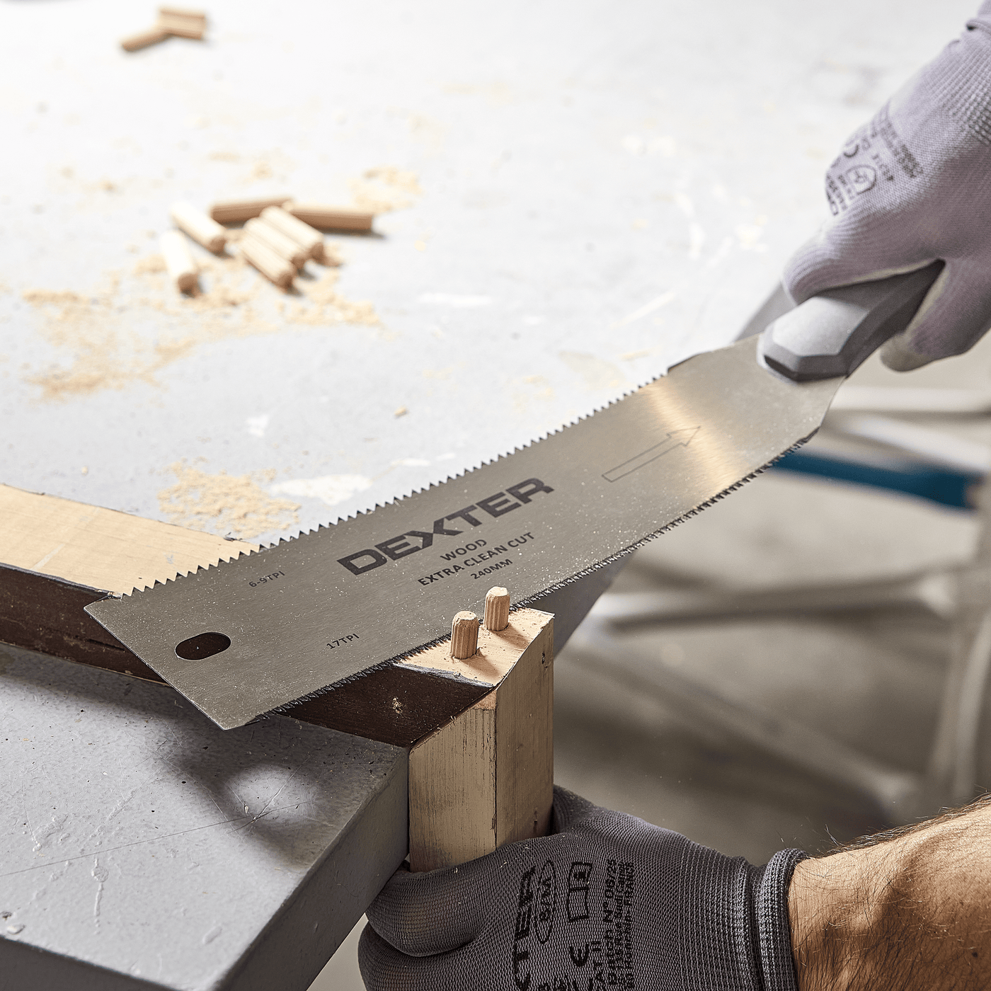Japanese Dexter 140mm saw for medium and fine-grained wood, with an ergonomic handle and a steel blade