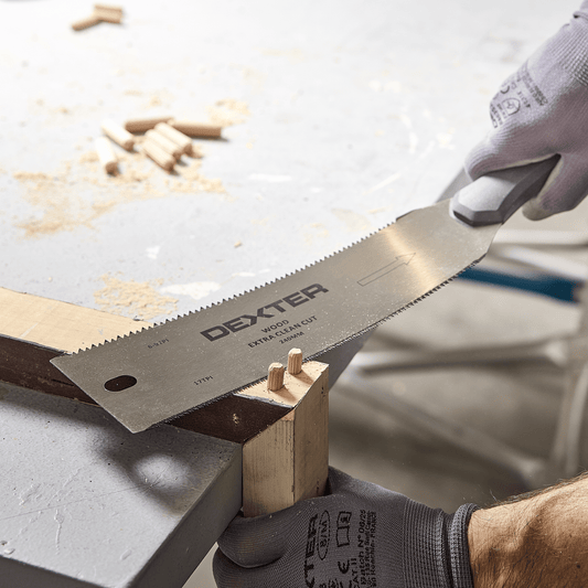 Japanese Dexter 140mm saw for medium and fine-grained wood, with an ergonomic handle and a steel blade