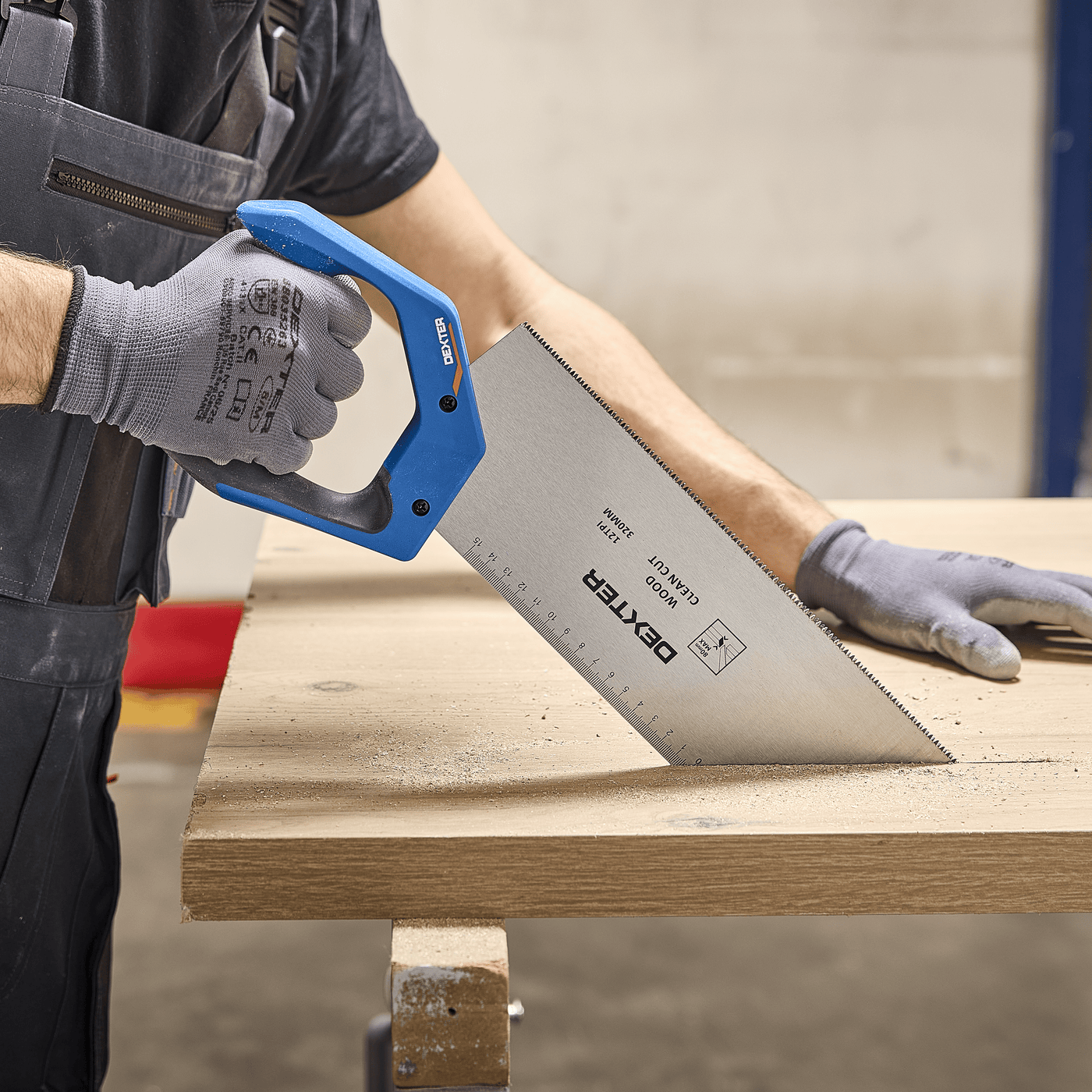 Dexter 320mm wood saw for fine cuts, with ergonomic handle and steel blade