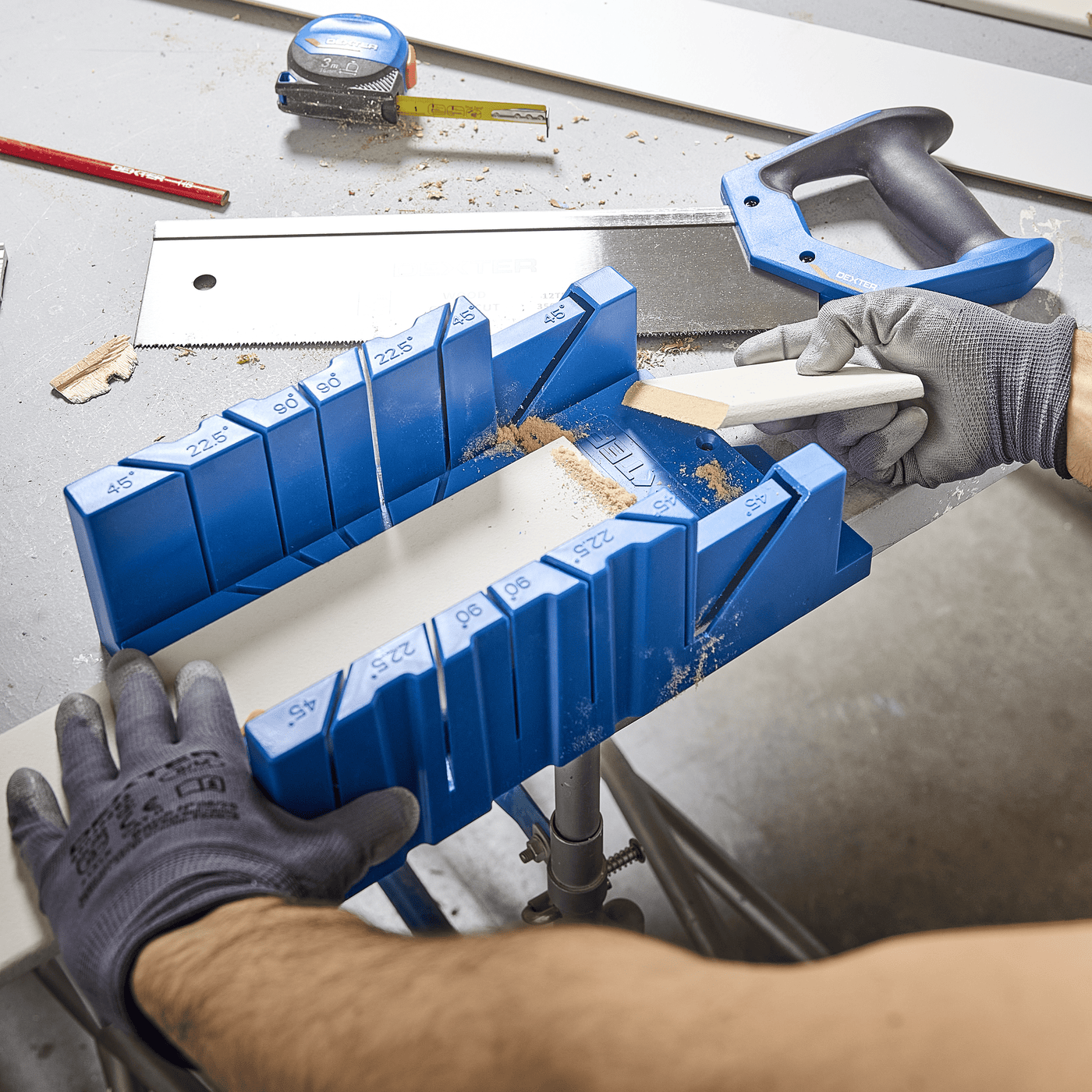 Dexter frame cutter with 350mm plastic saw
