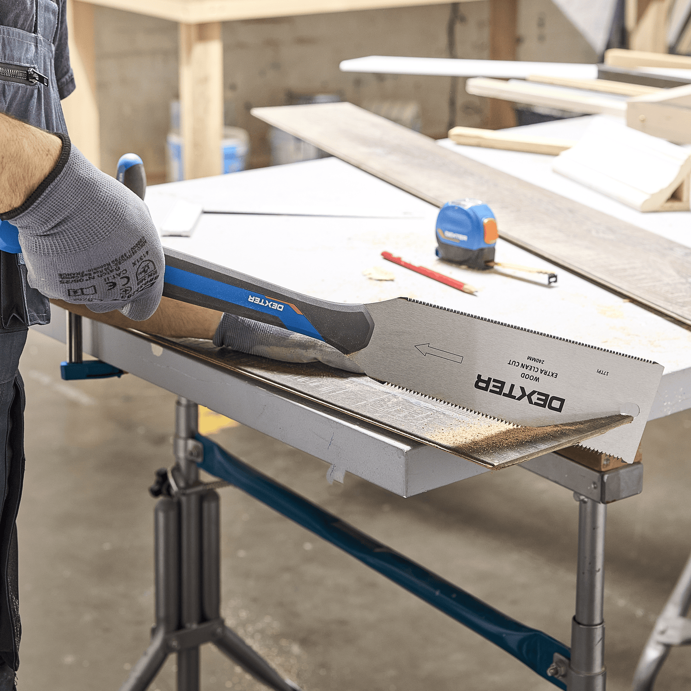Japanese Dexter 140mm saw for medium and fine-grained wood, with an ergonomic handle and a steel blade