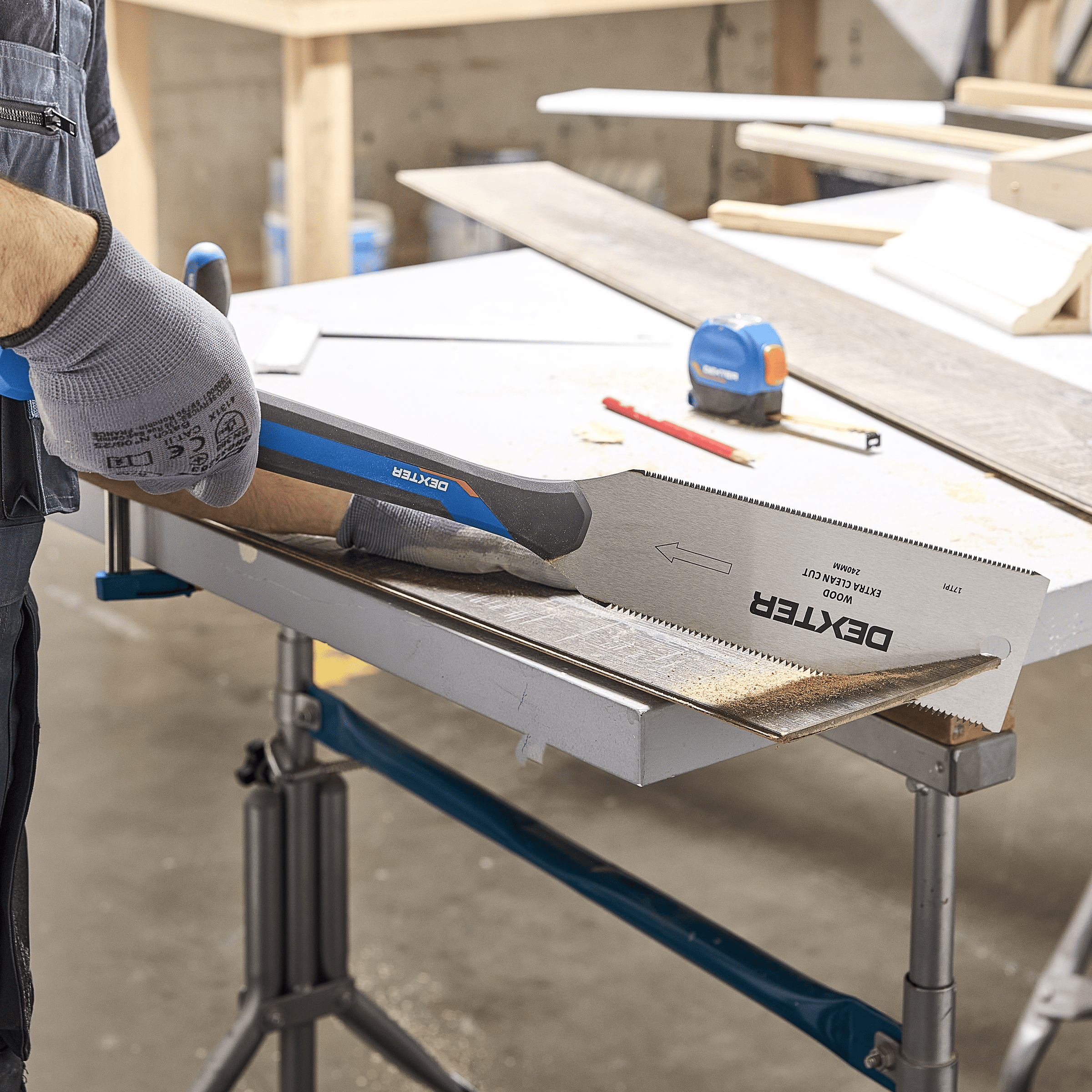 Japanese Dexter 140mm saw for medium and fine-grained wood, with an ergonomic handle and a steel blade