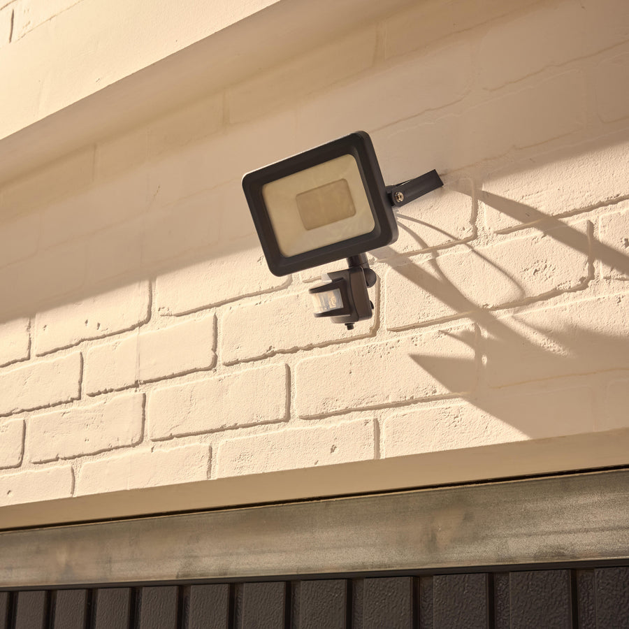 Yonkers aluminium floodlight grey 17.2x6.9 cm led 20w natural light with motion sensor