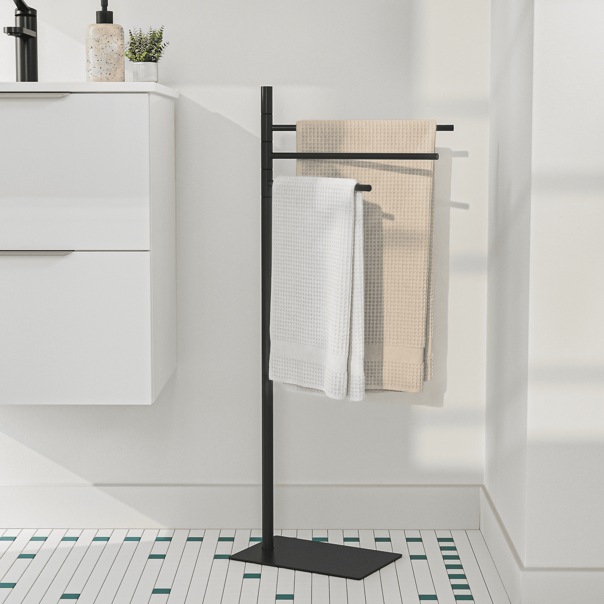 Piantana essential porta asciugamani essential nero 3 bracci