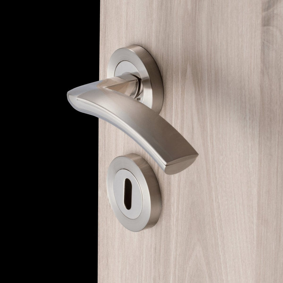 Bricocenter ASIA DOOR HANDLE WITH ROSETTE AND ESCUTCHEON IN ZAMAK SATIN NICKEL FINISH