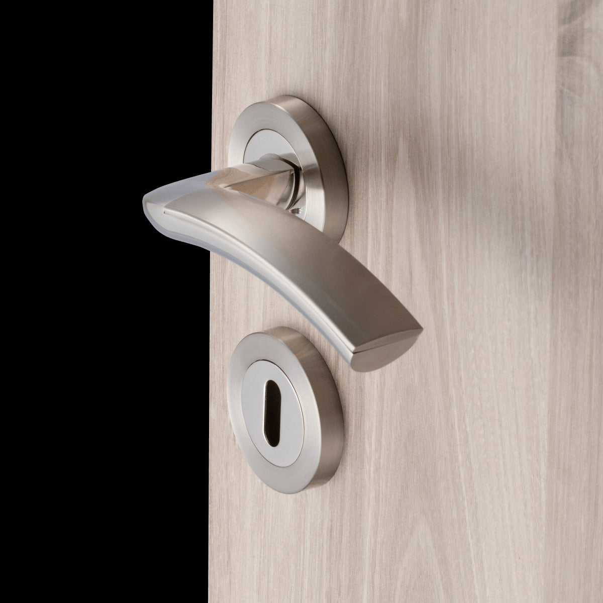 ASIA DOOR HANDLE WITH ROSETTE AND ESCUTCHEON IN ZAMAK SATIN NICKEL FINISH