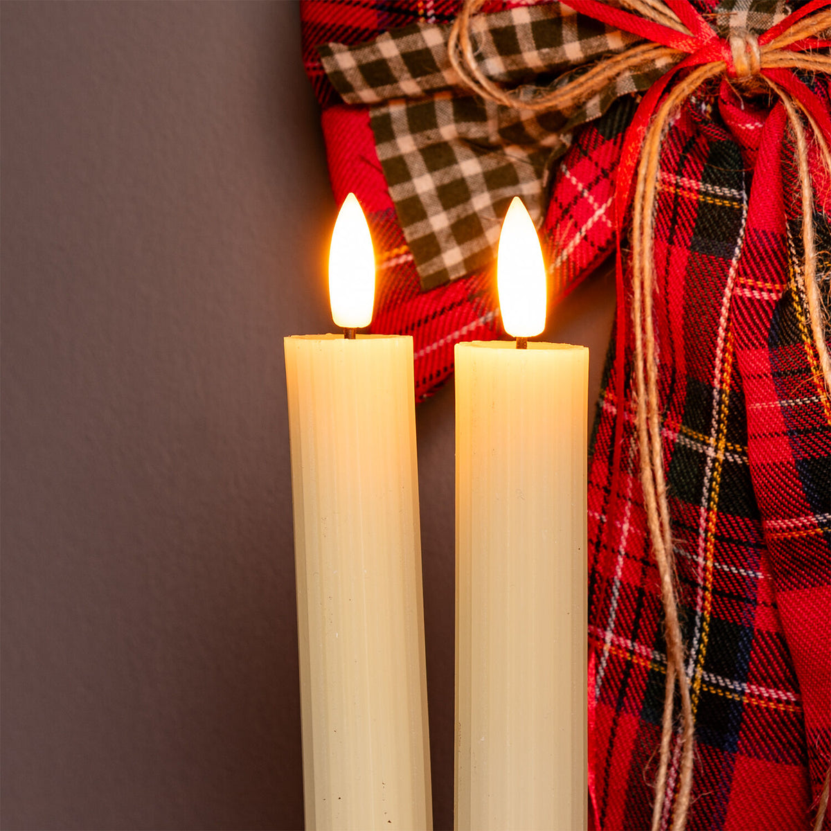 Set 2 candele cilindriche in cera avorio a coste h23cm con fiamma led 3d realistica e tele