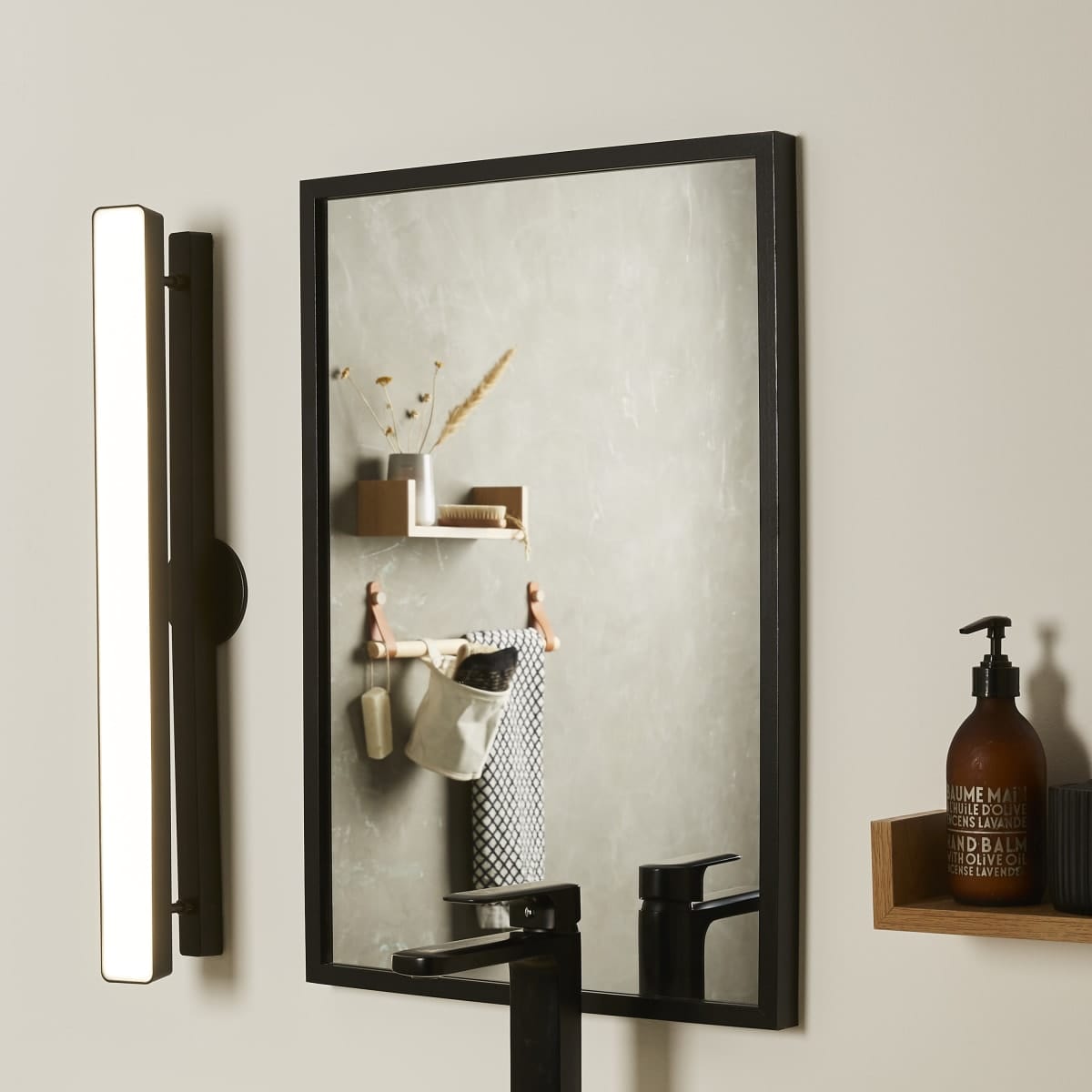 Bricocenter MIRROR REVOL PLASTIC BLACK 60.7 CM LED 10W NATURAL LIGHT IP44