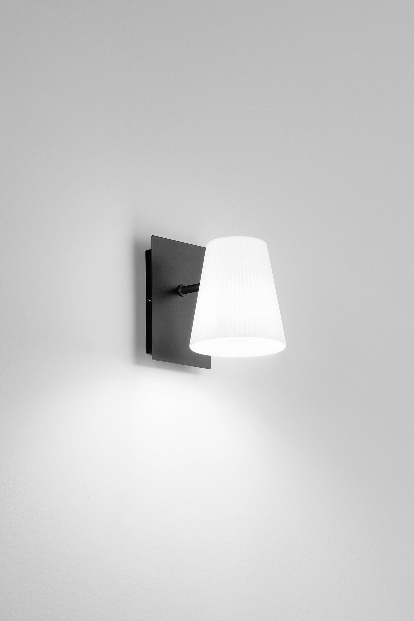 Iconic black metal wall light, 11 x h12 cm, 1 x E14 = 25 W