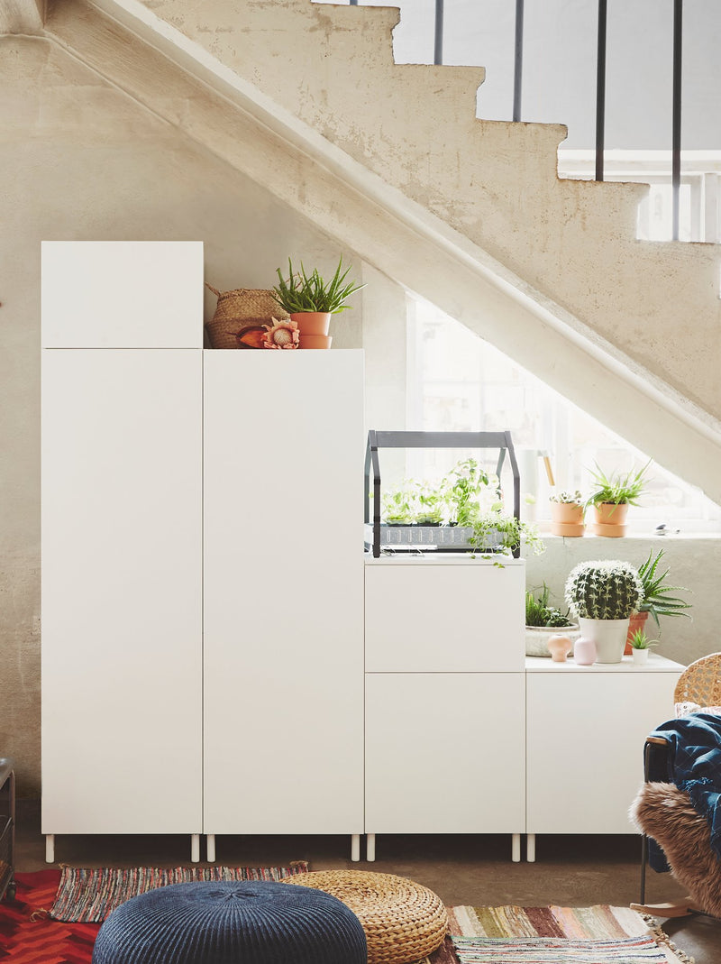 A PLATSA white modelar storage with black/galvanised KRYDDA cultivation unit in the living room