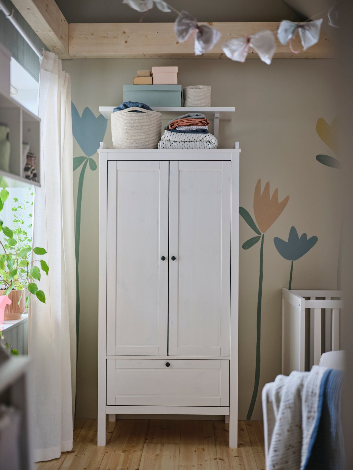 Everyday life blooms in a rustic Scandinavian bedroom