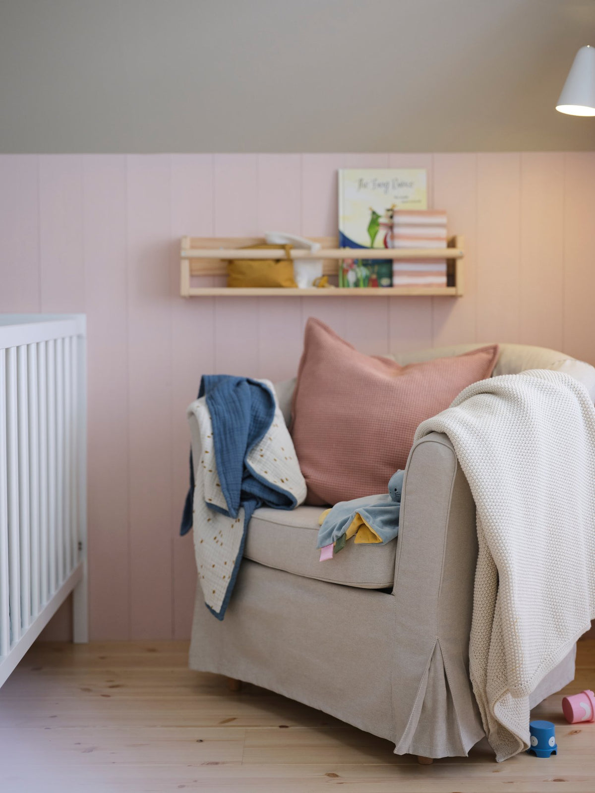 Everyday life blooms in a rustic Scandinavian bedroom