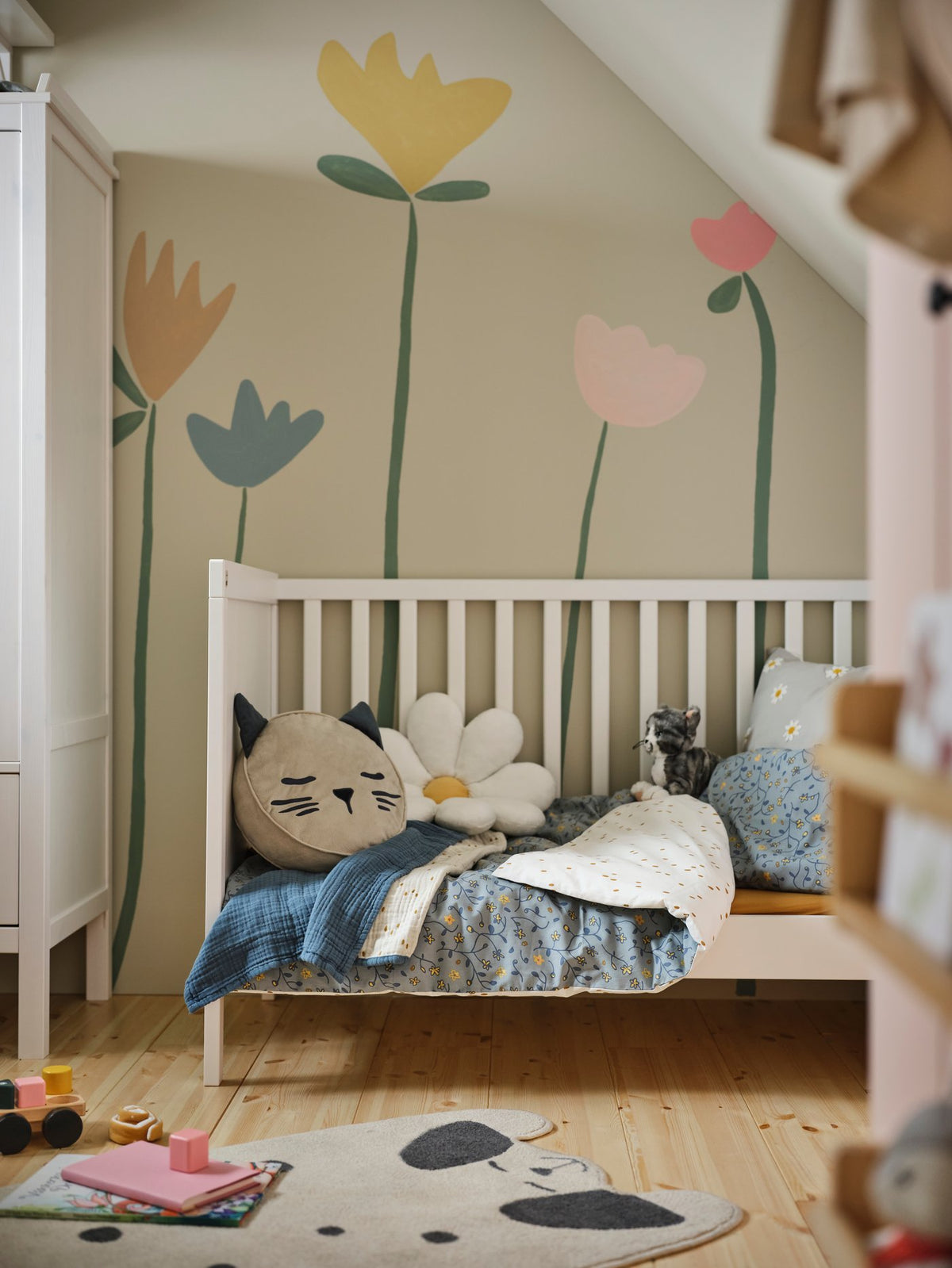 Everyday life blooms in a rustic Scandinavian bedroom