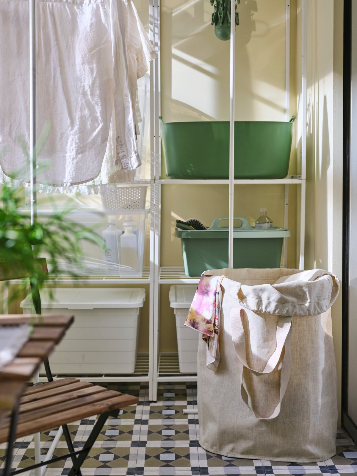 A small, relaxing balcony that still fits the washing