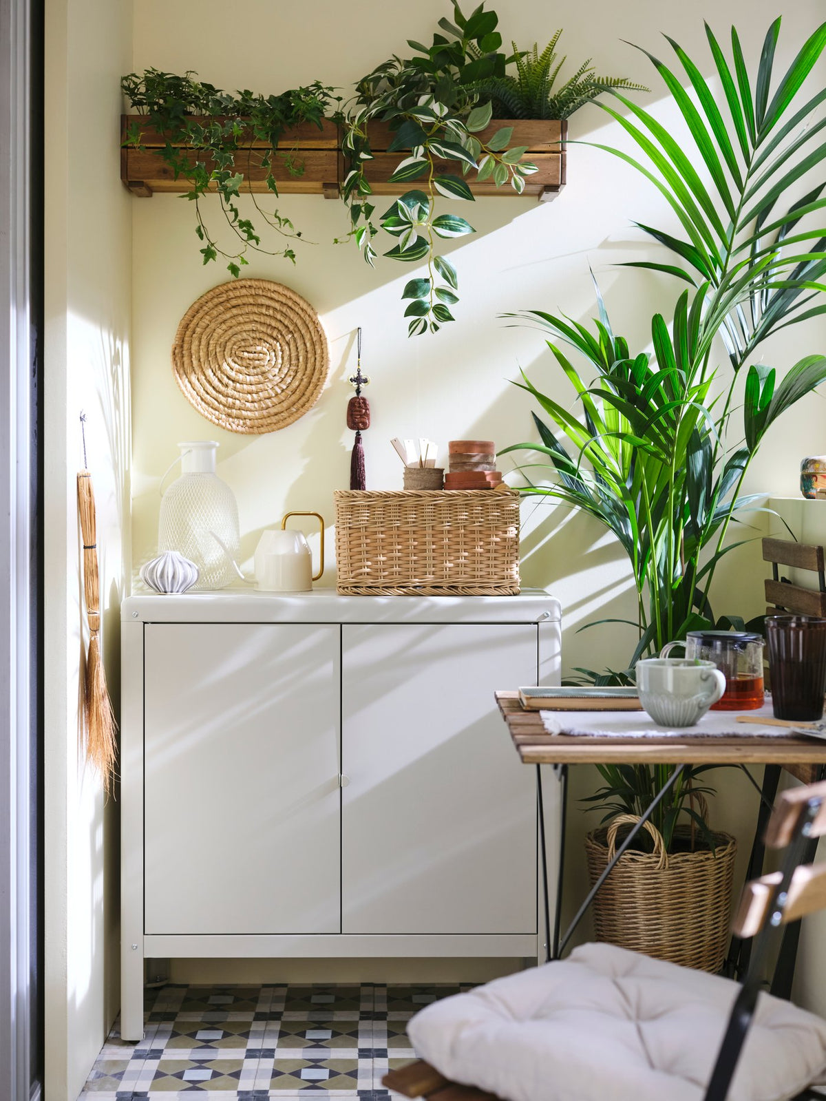 A small, relaxing balcony that still fits the washing
