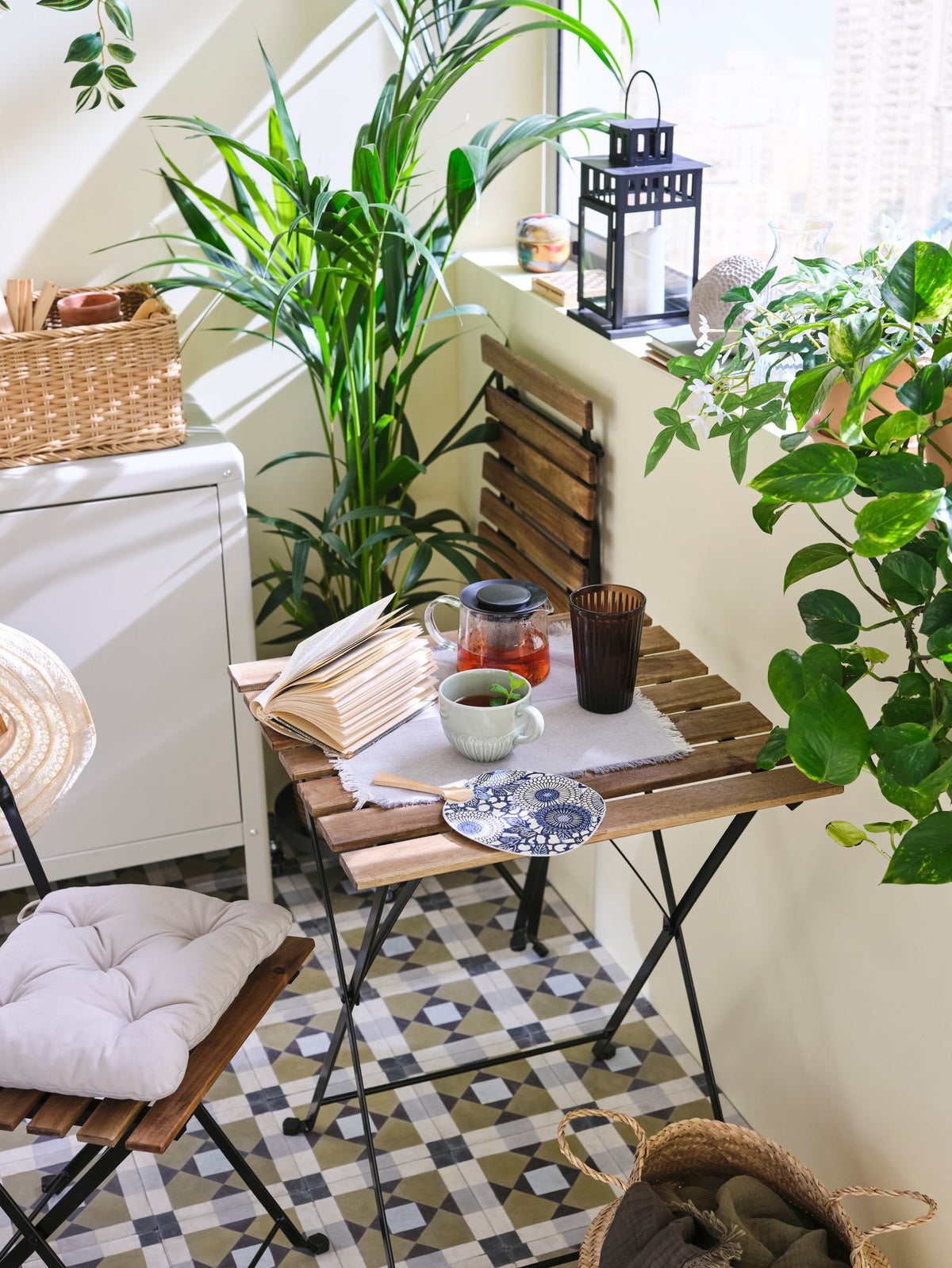 A small, relaxing balcony that still fits the washing