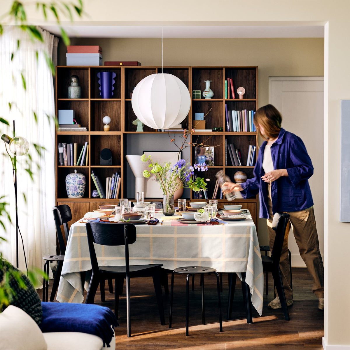 A flexible dining zone for cooking and gathering