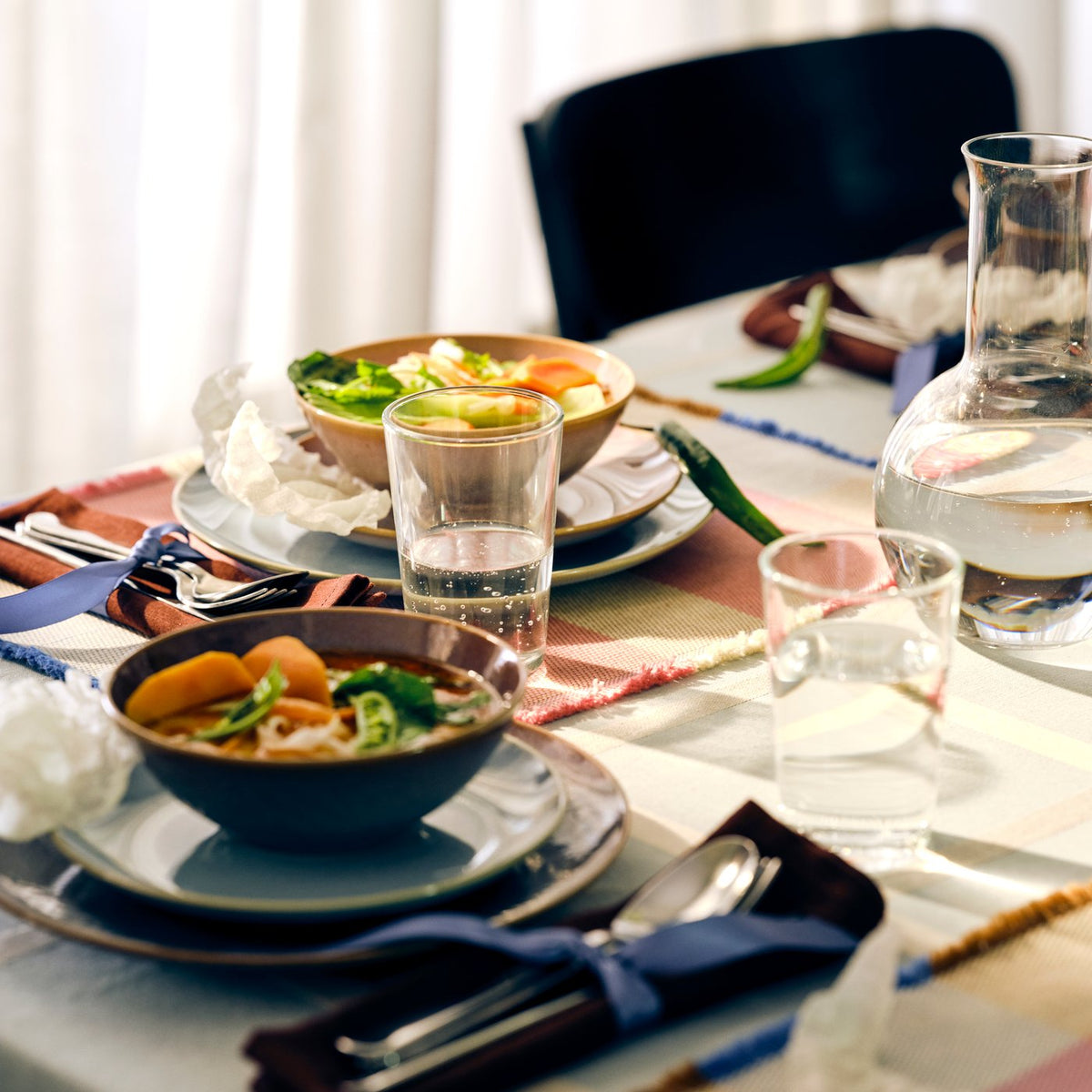 A flexible dining zone for cooking and gathering
