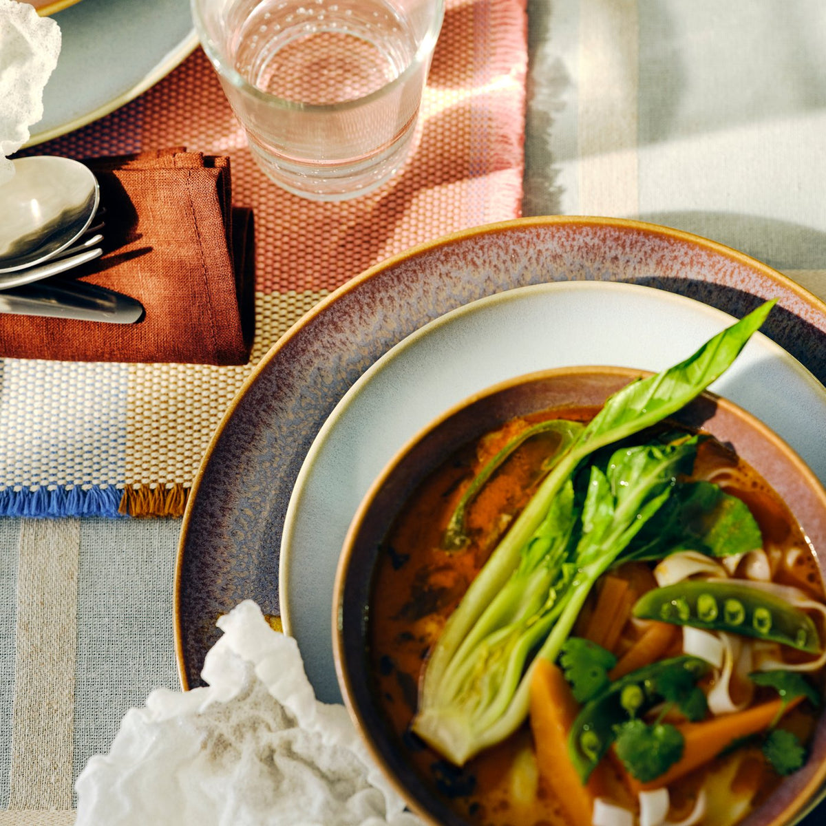 A flexible dining zone for cooking and gathering