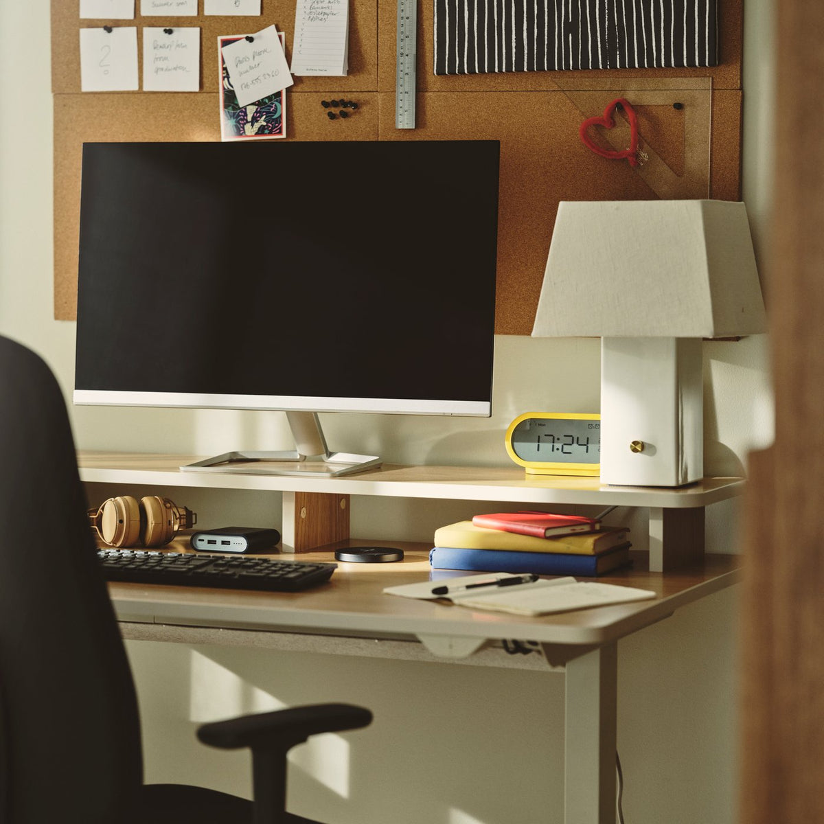 Discover the flexibility of the TRAVSPORT adjustable desk