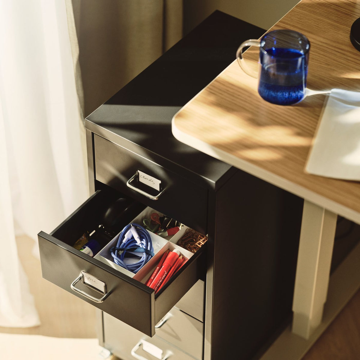 Discover the flexibility of the TRAVSPORT adjustable desk
