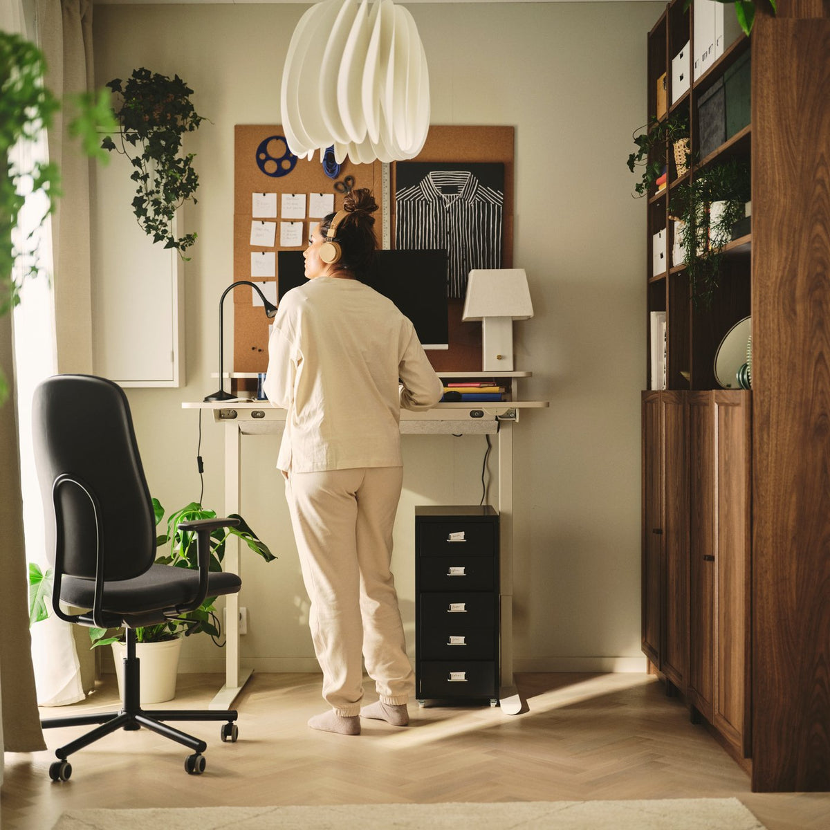 Discover the flexibility of the TRAVSPORT adjustable desk