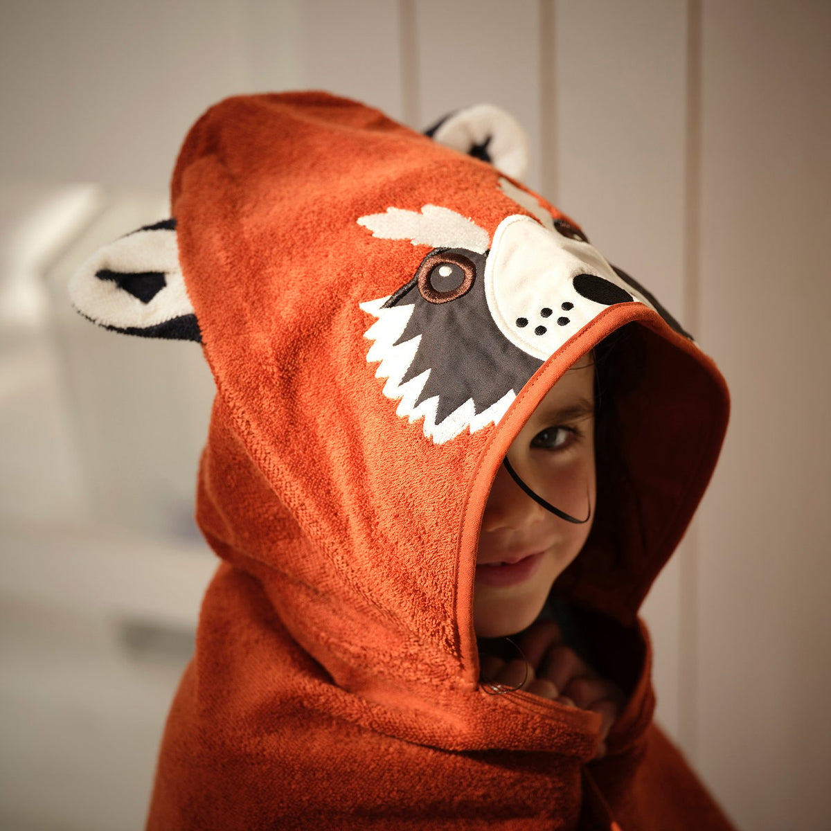 ALPTALL towel with hood, red panda, 70x140 cm