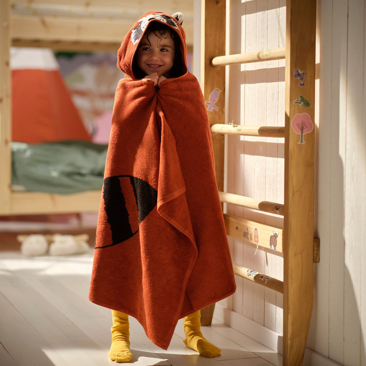 ALPTALL towel with hood, red panda, 70x140 cm