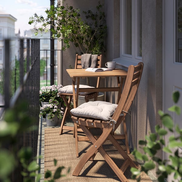 ASKHOLMEN - Table+2 folding chairs garden, dark brown/Kuddarna light gray-beige,60x62 cm