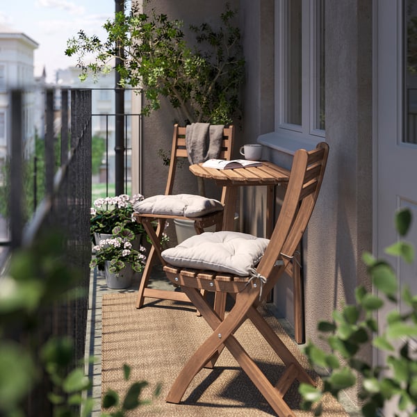 ASKHOLMEN table f wall+2 fold chairs, outdoor, dark brown/Kuddarna light grey-beige, 70x44 cm